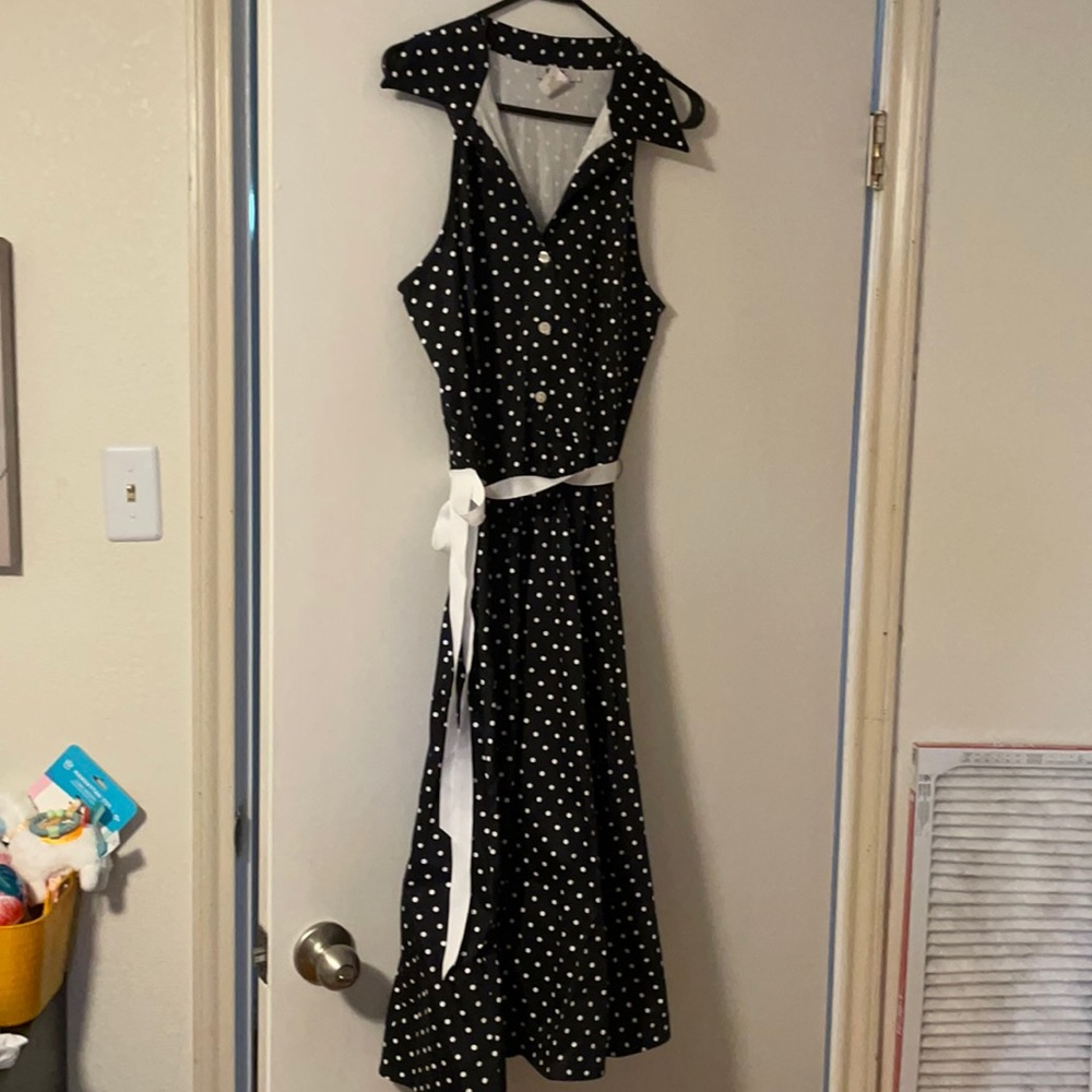 Black/white polka dot dress. Side zipper. 13/14